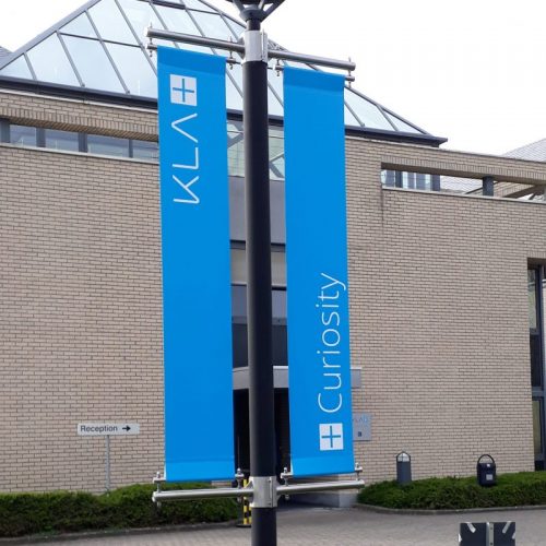Dubbelzijdige paalbanier, baniermast, paalbanner