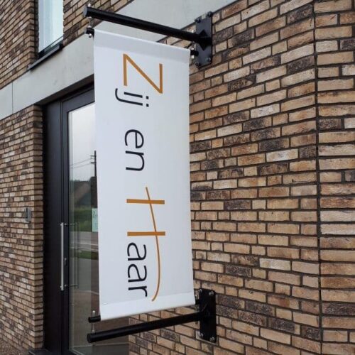 Zwarte gevelbanieren, muurbanners, gevelset, buiskoppelingen 42mm, buiskoppeling, Metalsign, tube clamps, buisklemmen, buisklem zwart, buisklem, gegalvaniseerde buiskoppelingen, buiskoppelingen gegalvaniseerd, reclamezuilen, vlaggenmasten, baniermasten, gevelbanieren, banners, muurbanner, muurbanners, reclameverlichting