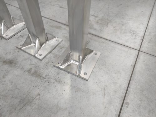 alu koker met gelaste voetplaat